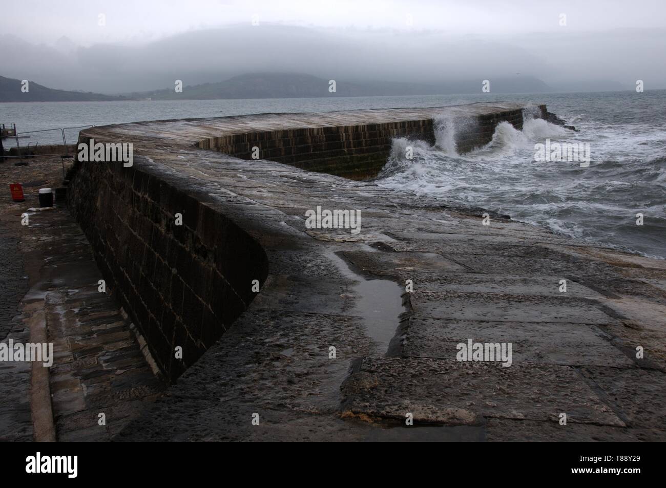 Die Wellen schlagen auf die Sea Wall der Cobb, Lyme Regis Stockfoto