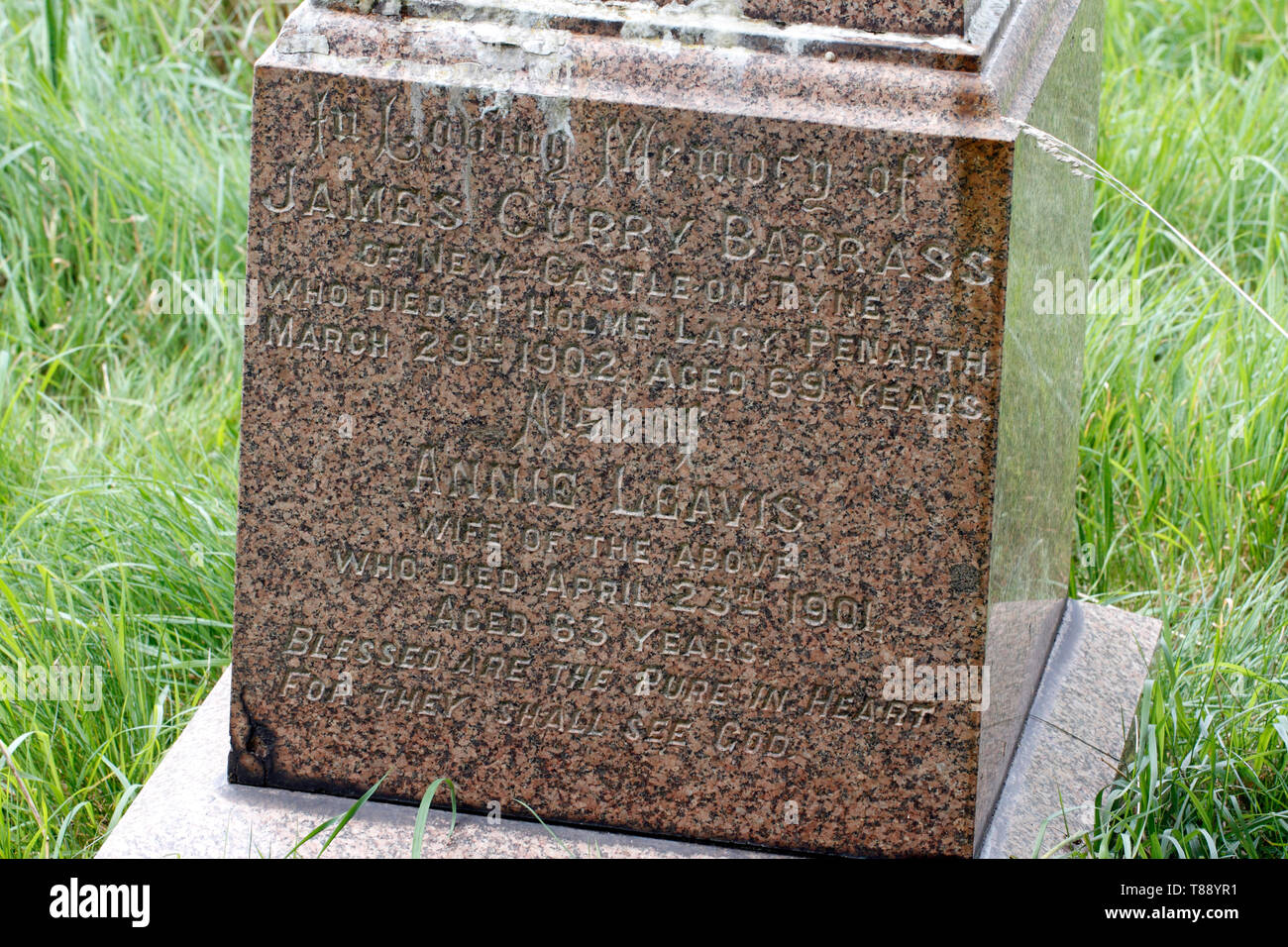 Eingeschnittenen Sockel auf einem Grab zu James Curry Barrass Stockfoto