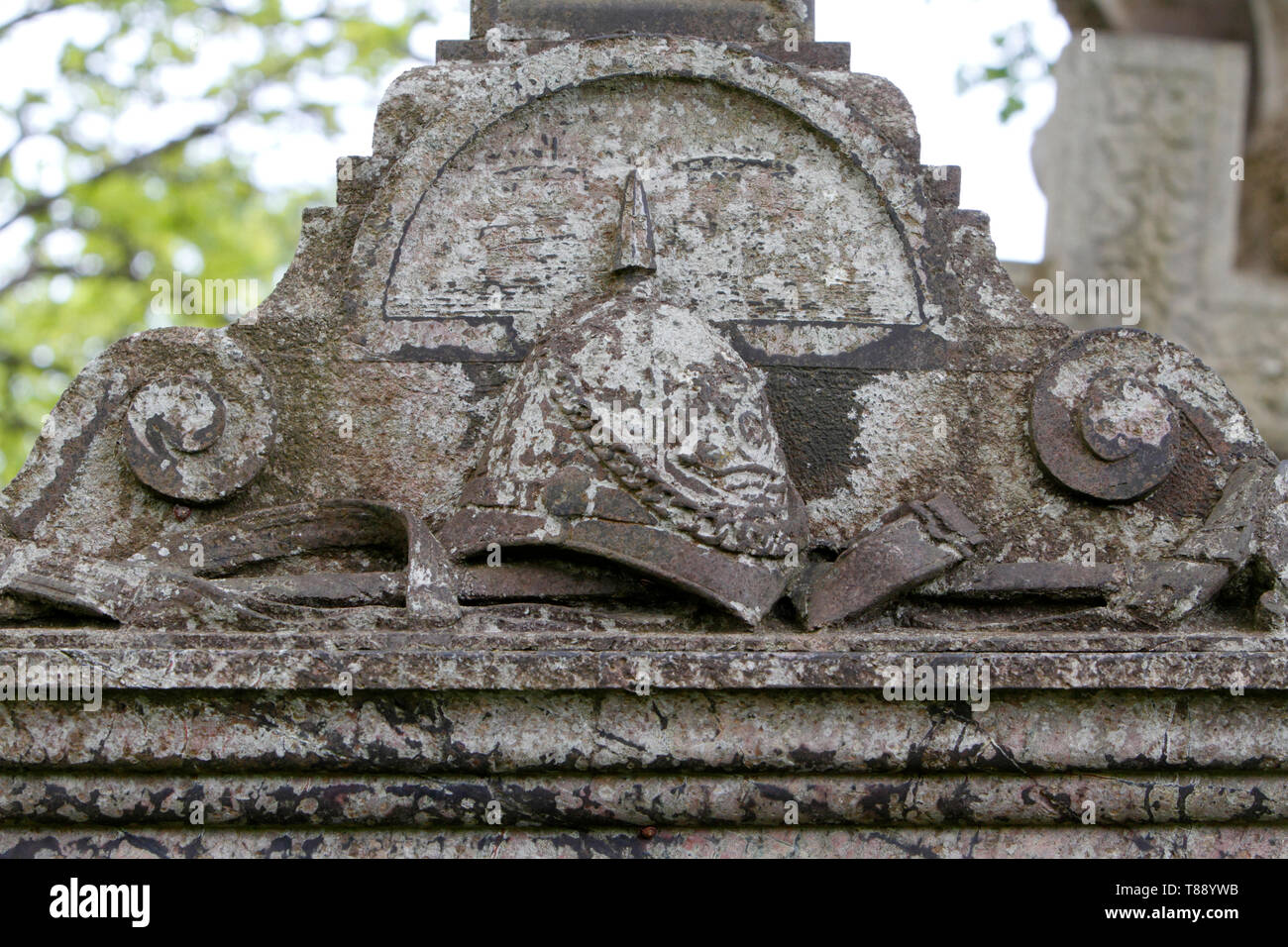 Soldaten Helm auf einem Grab oder Kreuz. WW 1. Stockfoto