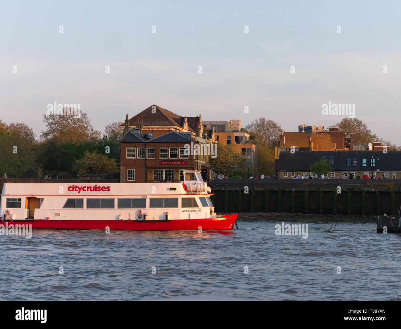 Themse, citycruises Boot, die berühmten Pub der Engel und Menschen, die Getränke bei Sonnenuntergang in Bermondsey, London, UK. Stockfoto