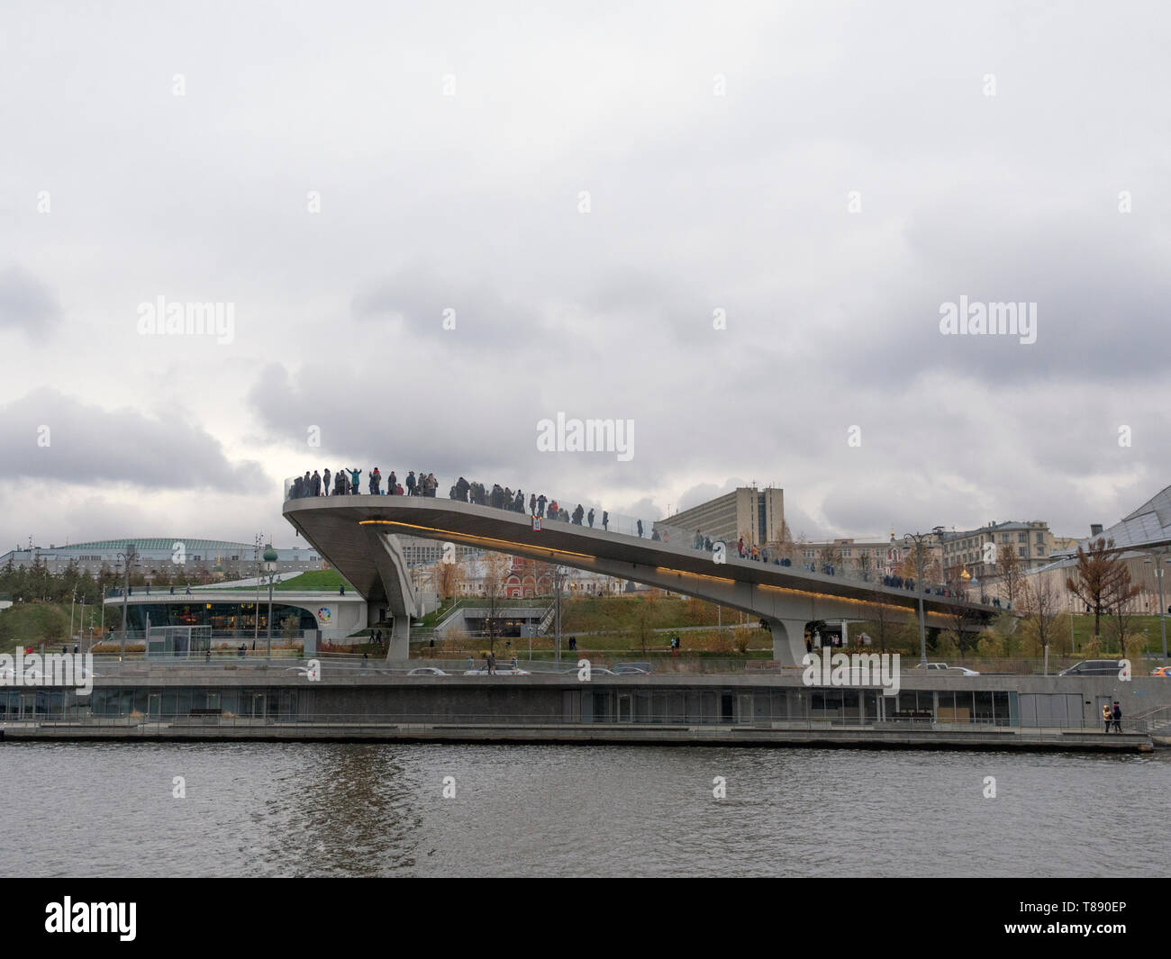 Moskau - 25. Juni 2018: zaryadye Park tolle Aussicht auf die schwebende Brücke über Fluss Moskwa Stockfoto