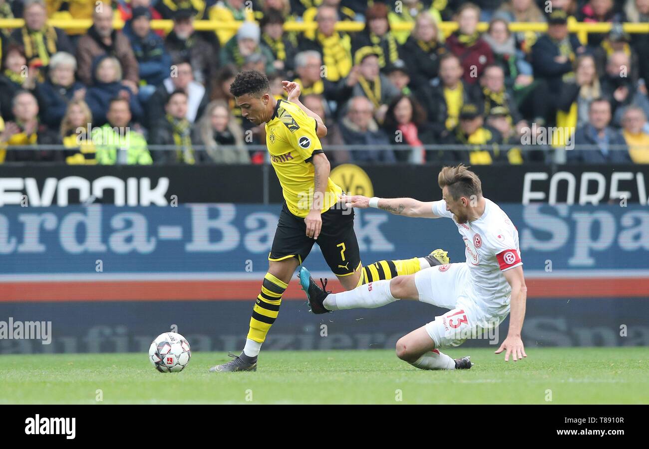 Dortmund, Deutschland. 11. Mai, 2019. firo: 11.05.2019, Fußball, 1.Bundesliga, Saison 2018/2019, BVB, Borussia Dortmund - Fortuna Düsseldorf 3:2 Foul BODZEK, Fortuna an Sancho, führt zu der roten Karte | Verwendung der weltweiten Kredit: dpa/Alamy leben Nachrichten Stockfoto