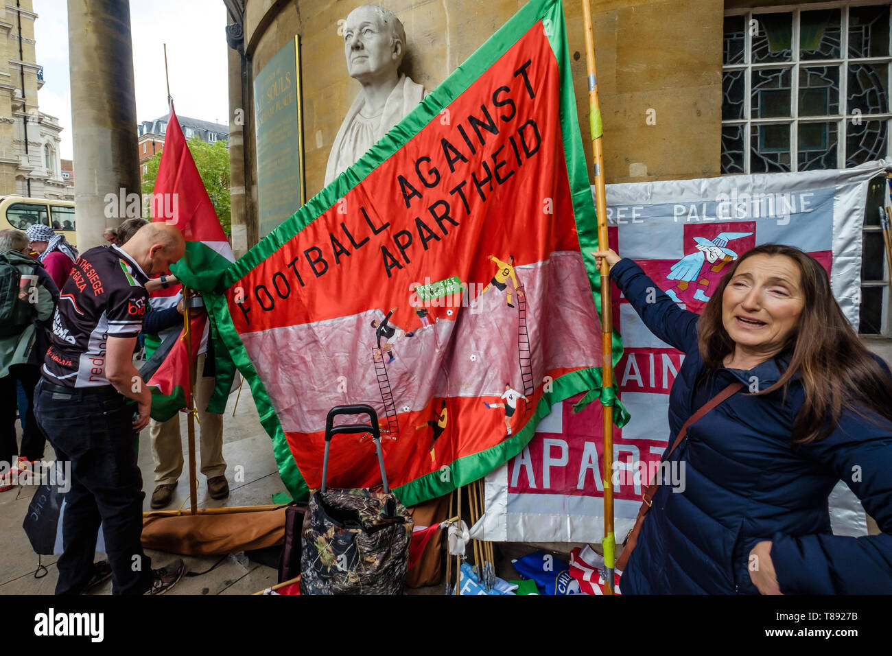 London, Großbritannien. 11. Mai 2019. Man Banner in Fron der Büste von John Nash für den März von der BBC zu einer Kundgebung in Whitehall wenige Tage vor der Nakba Tag der Solidarität mit dem palästinensischen Volk bereit und gegenläufige Fortsetzung Israel Verletzung des internationalen Rechts und der Menschenrechte. Der Protest für ein Ende der israelischen Unterdrückung und die Belagerung des Gazastreifens und für einen gerechten Frieden, der Erkennt palästinensischen Rechte einschließlich des Rechts auf Rückkehr. Es fordert alle zu boykottieren und aus Israel veräußern und medizinische Hilfe für Palästina spenden. Peter Marshall / alamy Live News Credit: Peter Marschall/Al Stockfoto