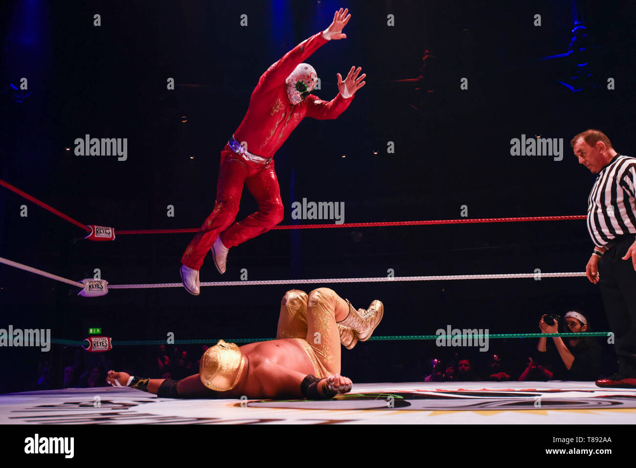 London, Großbritannien. 11. Mai 2019. Die Teilnehmer in einem Männer Zeitraum während der "Die größte Show der Lucha Libre" im Roundhouse in Camden, die in eine klassische mexikanische Arena nur für einen Tag verwandelt hat. Lucha Libre ist eine einzigartige Form der Mexikanischen wrestling durch bunte Masken, aufwendigen Kostümen, akrobatische Techniken und hoch fliegenden Manöver, in denen eine gute Schlachten das Böse durch heftige und spektakulären Wettbewerb geprägt. Credit: Stephen Chung/Alamy leben Nachrichten Stockfoto