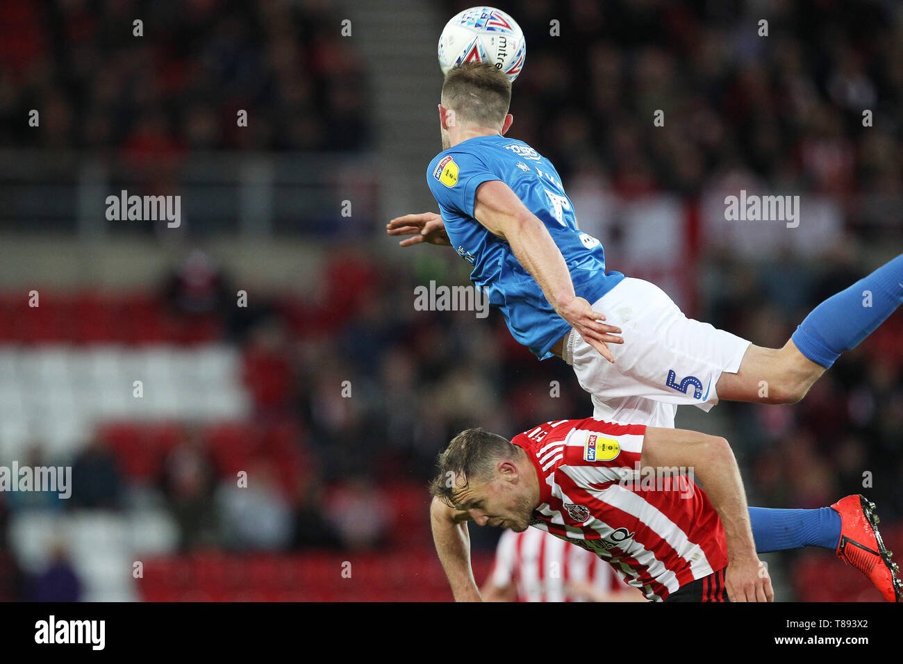 Sunderland, Großbritannien. 11. Mai 2019. Matthew Clarke von Portsmouth, gewinnt eine Überschrift gegen Charlie Wyke von Sunderland während der Sky Bet Liga 1 Play off Halbfinale, Hinspiele Übereinstimmung zwischen Sunderland und Portsmouth im Stadion des Lichts, Sunderland am Samstag, den 11. Mai 2019. (Credit: Mark Fletcher | MI Nachrichten) Stockfoto