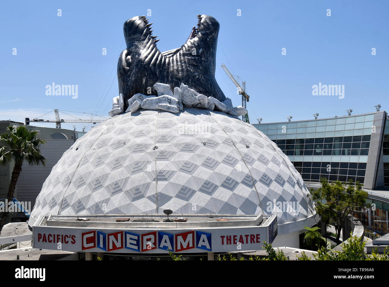 Eine frühe Anreise ist der Godzilla Kopf sprengen aus der Oberseite des berühmten Hollywood Cinerama Dome/ArcLight theater Samstag, 11. Mai 2019. Die neuesten Godzilla bewegen' 'König der Monster'' beginnt 31. Mai. Hollywood CA. Foto von Gene Blevins/ZUMAPRESS Credit: Gene Blevins/ZUMA Draht/Alamy leben Nachrichten Stockfoto