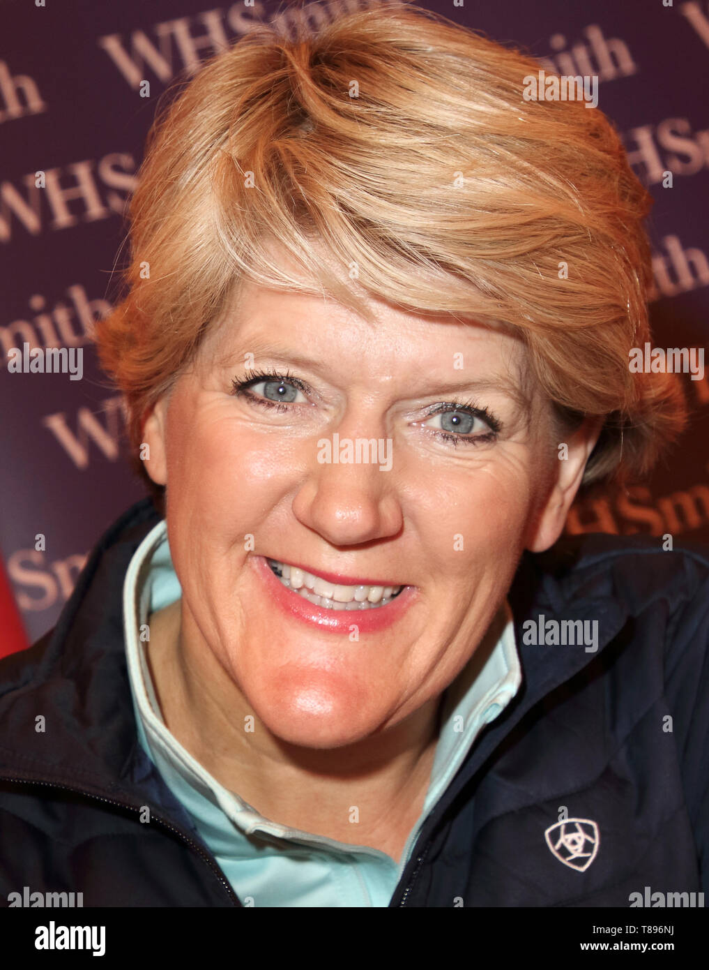 Die TV-Moderatorin Clare Balding während des Dogfest 2019 im Knebworth Park gesehen. Stockfoto