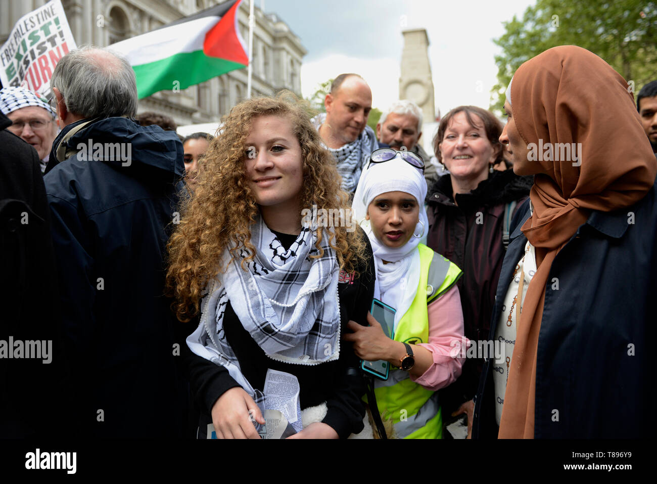 Palästinensische Menschenrechtsaktivistin Ahed Tamimi gesehen die Teilnahme während des Protestes. Palästinensische Menschenrechtsaktivistin Ahed Tamimi trat der Nationalen Demo für Palästina. Die demonstranten an der Portland Ort versammeln und an Whitehall in London demonstrierten, Teilnahme an einer weltweiten Demonstration Solidarität für die palästinensischen Bürger und auch in Bezug auf die Palästinenser Rechte einfordern und verteidigen die Rechte auf ihrem Hoheitsgebiet zurückzukehren zu zeigen. Stockfoto