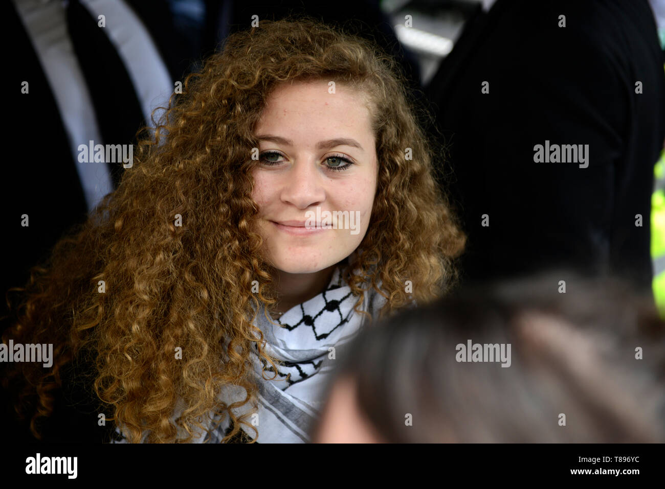 Palästinensische Menschenrechtsaktivistin Ahed Tamimi gesehen die Teilnahme während des Protestes. Palästinensische Menschenrechtsaktivistin Ahed Tamimi trat der Nationalen Demo für Palästina. Die demonstranten an der Portland Ort versammeln und an Whitehall in London demonstrierten, Teilnahme an einer weltweiten Demonstration Solidarität für die palästinensischen Bürger und auch in Bezug auf die Palästinenser Rechte einfordern und verteidigen die Rechte auf ihrem Hoheitsgebiet zurückzukehren zu zeigen. Stockfoto