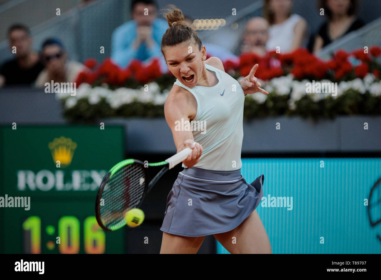 Simona Halep Rumäniens gesehen gegen Kiki Bertens der Niederlande während der Mutua Madrid Open Masters Match am Tag acht bei Caja Magica in Madrid, Spanien. Kiki Bertens beat Simona Halep. Stockfoto