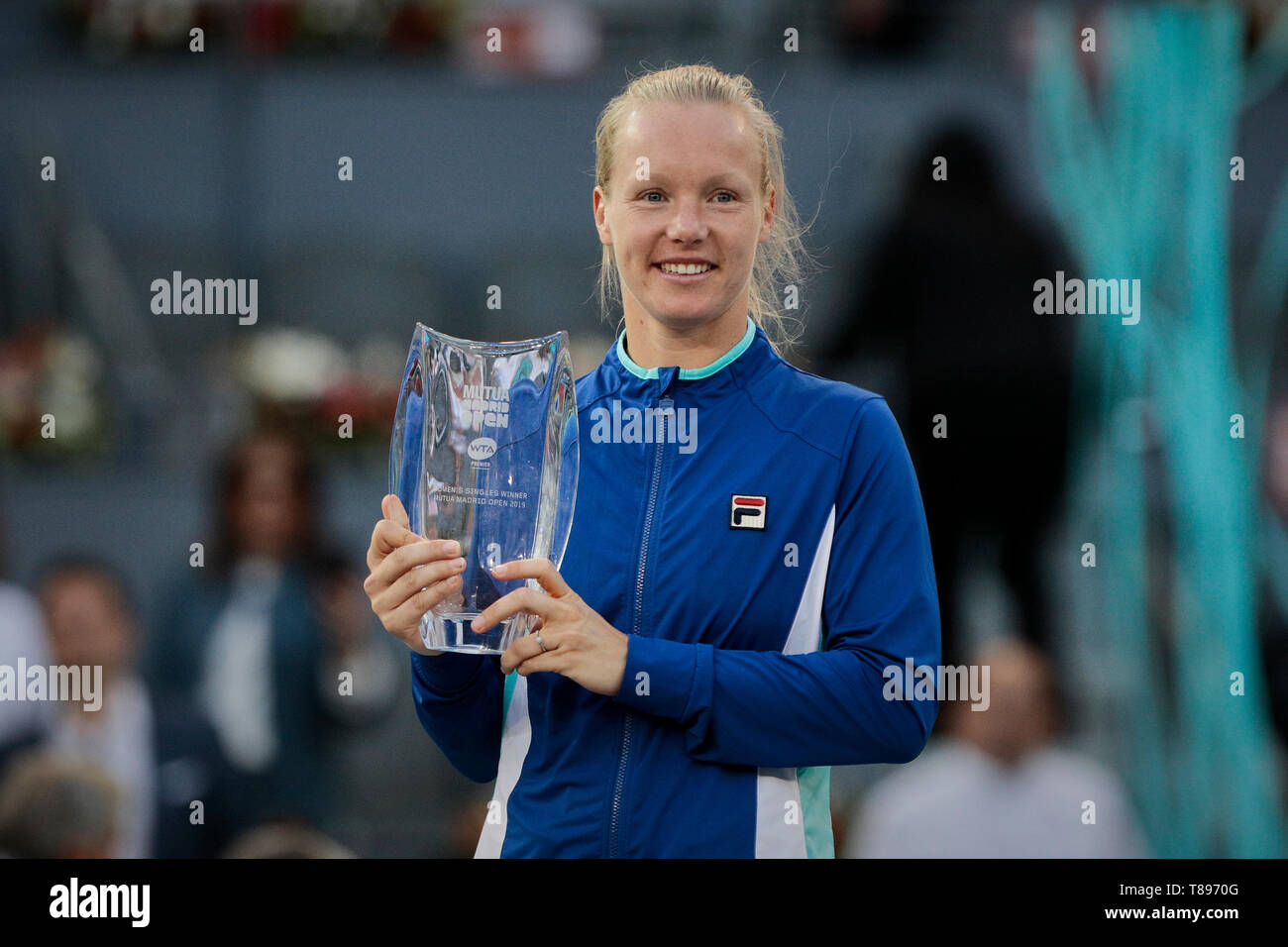 Kiki Bertens der Niederlande mit einer Trophäe nach dem Mutua Madrid Open Masters Match gegen Simona Halep Rumäniens am Tag acht bei Caja Magica in Madrid, Spanien. Kiki Bertens beat Simona Halep. Stockfoto