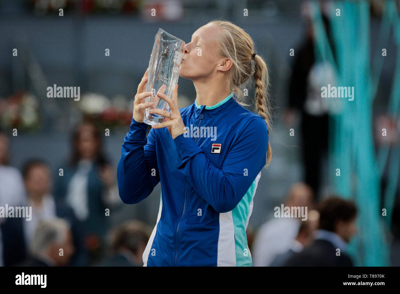 Kiki Bertens der Niederlande mit einer Trophäe nach dem Mutua Madrid Open Masters Match gegen Simona Halep Rumäniens am Tag acht bei Caja Magica in Madrid, Spanien. Kiki Bertens beat Simona Halep. Stockfoto