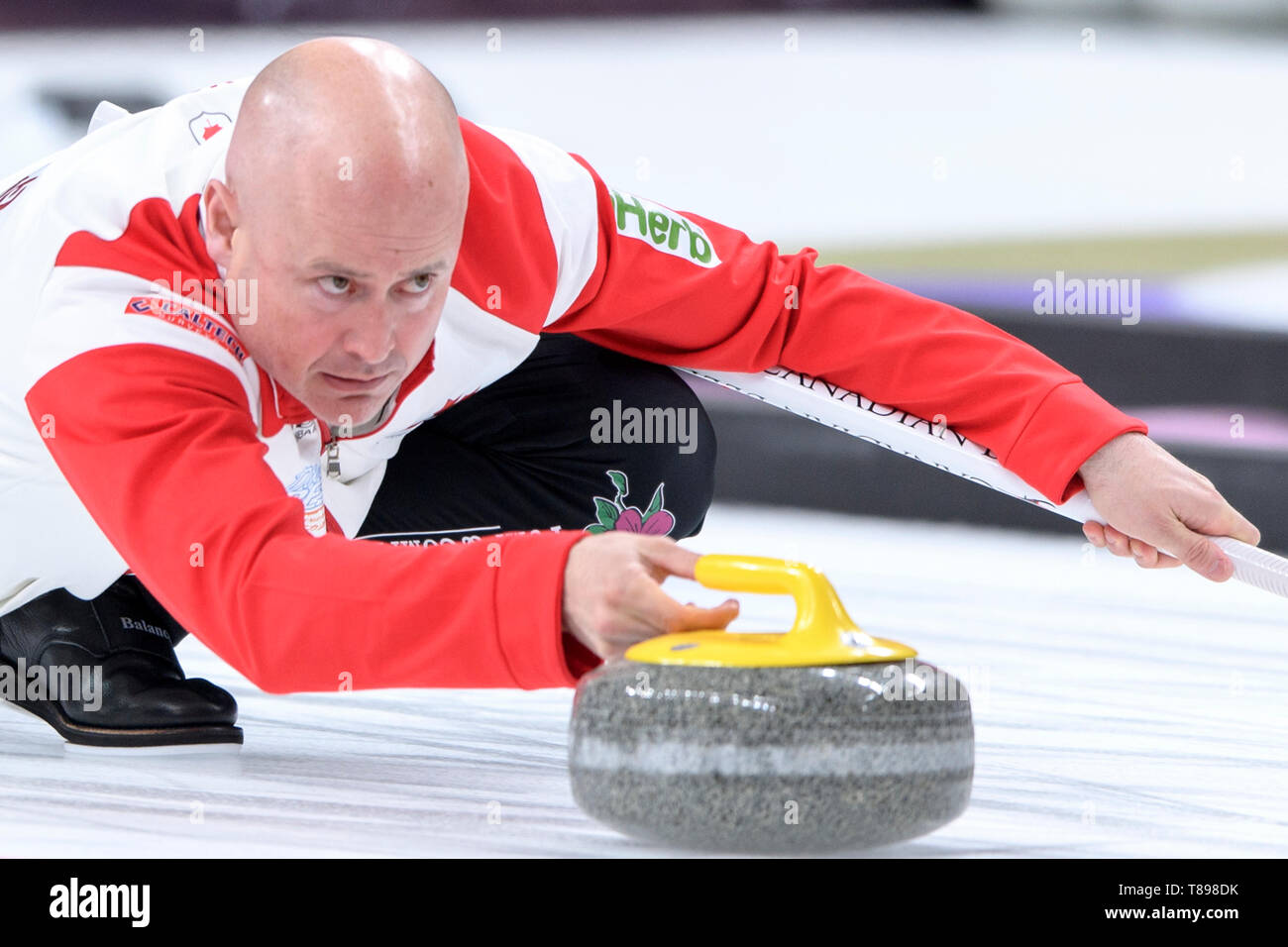 Peking, China. 12. Mai 2019. Kevin Koe von Kanada 2 konkurriert während der 2018-2019 WCF-Curling WM-Finale Männer Finale zwischen China und Kanada 2 an der Shougang Ice Hockey Arena in Peking, der Hauptstadt von China, 12. Mai 2019. Kanada 2 gewann 5-3 und behauptete den Titel. Credit: Chen Yichen/Xinhua/Alamy leben Nachrichten Stockfoto