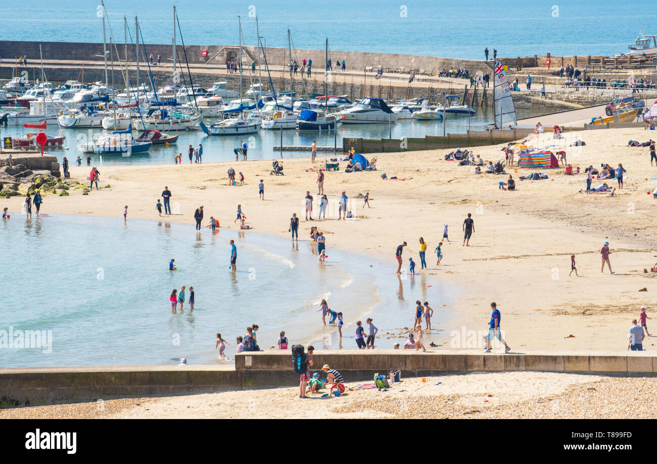 Lyme Regis, Dorset, Großbritannien. 12. Mai 2019. UK Wetter: Besucher und Strandurlauber genießen Sie den malerischen Strand im Badeort von Lyme Regis an einem heißen und sonnigen Sonntag. Die Temperaturen sind mit Höhen von 25 Grad Celsius Prognose für die kommende Woche zu erheben. Credit: Celia McMahon/Alamy Leben Nachrichten. Stockfoto