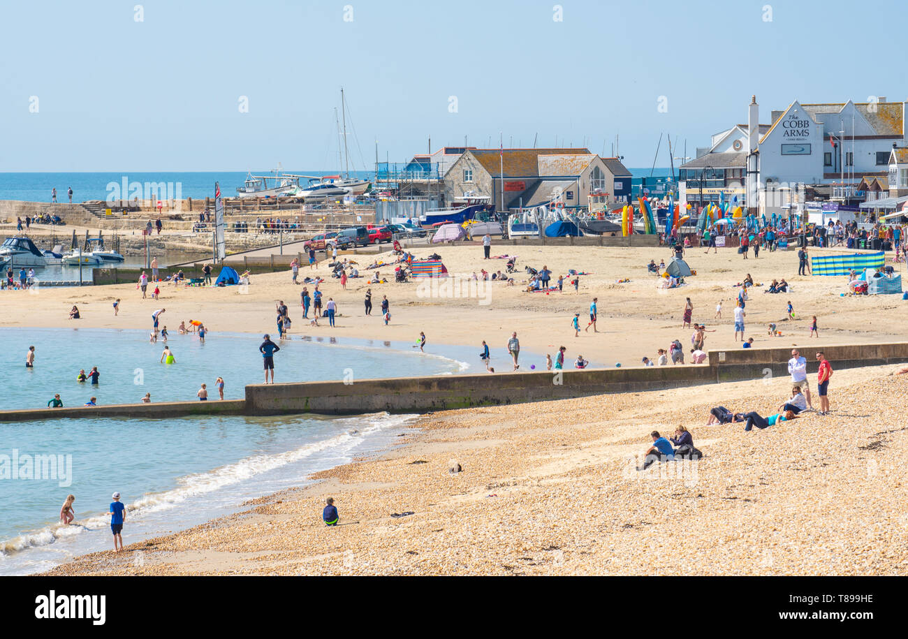 Lyme Regis, Dorset, Großbritannien. 12. Mai 2019. UK Wetter: Besucher und Strandurlauber genießen Sie den malerischen Strand im Badeort von Lyme Regis an einem heißen und sonnigen Sonntag. Die Temperaturen sind mit Höhen von 25 Grad Celsius Prognose für die kommende Woche zu erheben. Credit: Celia McMahon/Alamy Leben Nachrichten. Stockfoto