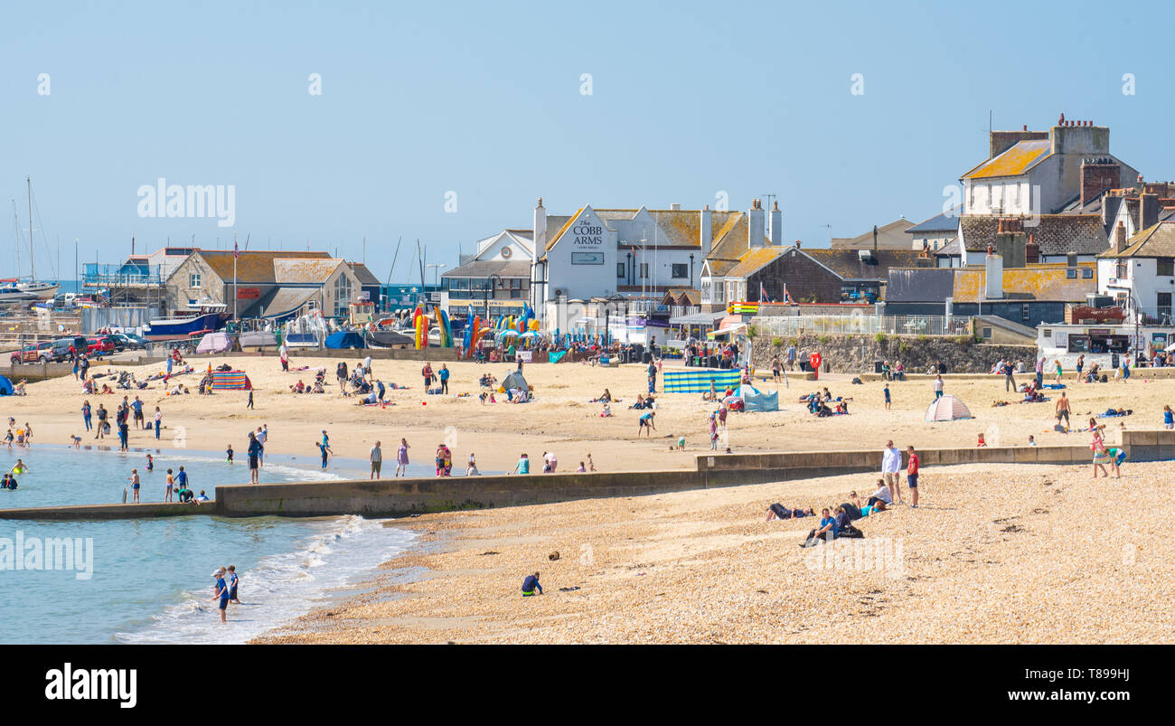 Lyme Regis, Dorset, Großbritannien. 12. Mai 2019. UK Wetter: Besucher und Strandurlauber genießen Sie den malerischen Strand im Badeort von Lyme Regis an einem heißen und sonnigen Sonntag. Die Temperaturen sind mit Höhen von 25 Grad Celsius Prognose für die kommende Woche zu erheben. Credit: Celia McMahon/Alamy Leben Nachrichten. Stockfoto