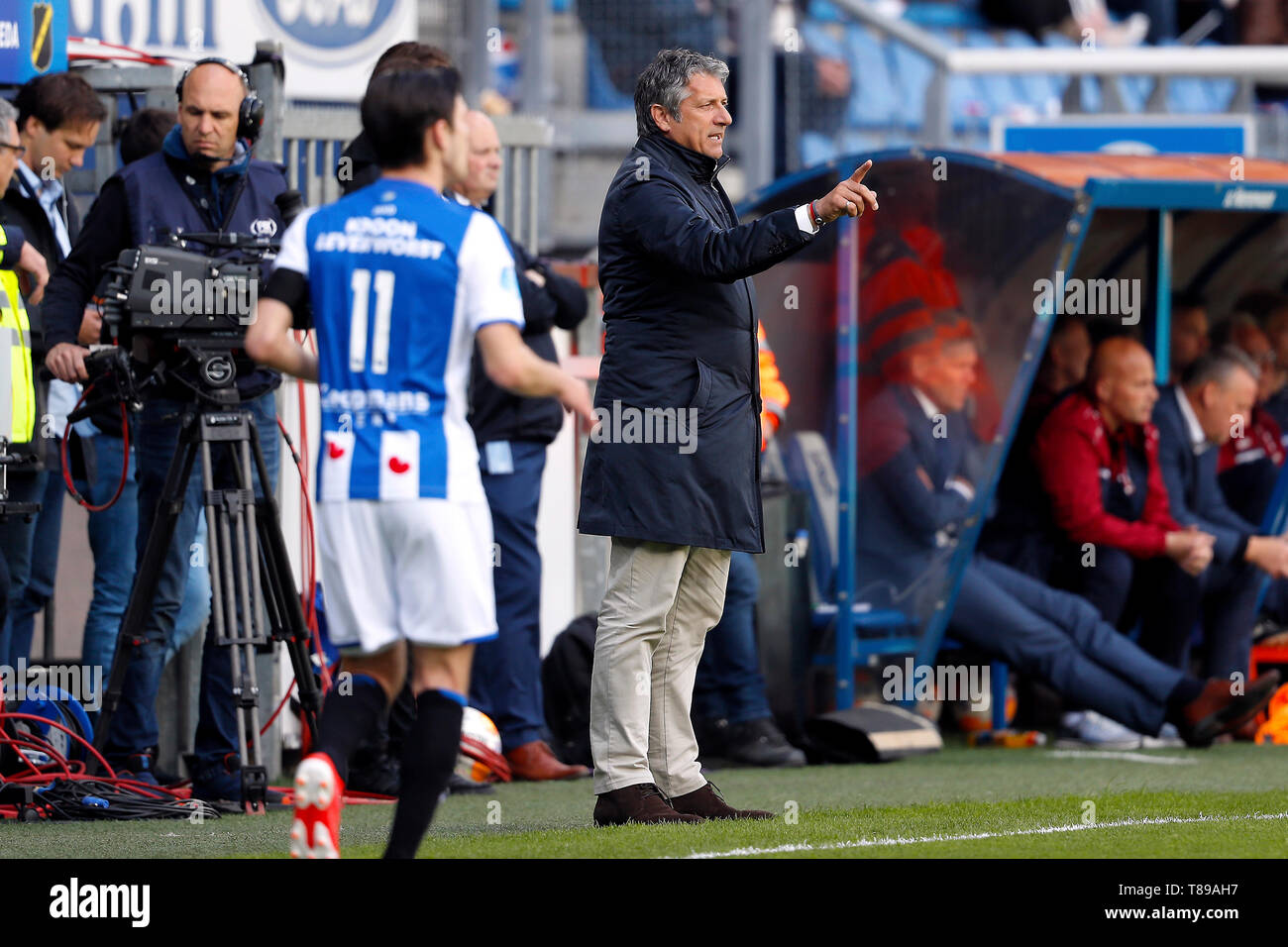 Heerenveen, Niederlande. 12. Mai 2019. HEERENVEEN, 12-05-2019, Abe Lenstra Stadion, Saison 2018 - 2019, niederländische Eredivisie, NAC Breda Trainer Ruud Brut mit Anweisungen von der Seitenlinie während des Spiels Heerenveen - NAC. Credit: Pro Schüsse/Alamy leben Nachrichten Stockfoto