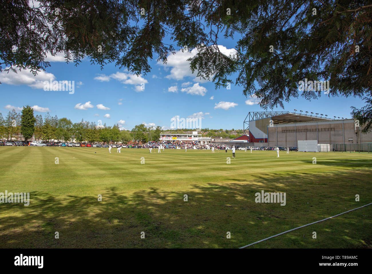 Beide Ventilatoren in der Sonne und Lancashire League Cricket zwischen Burnley und Clitheroe, bevor die Premier League Match zwischen Burnley und Arsenal im Turf Moor, Burnley am Sonntag, den 12. Mai 2019. (Credit: Mark Fletcher | MI Nachrichten) nur die redaktionelle Nutzung, eine Lizenz für die gewerbliche Nutzung erforderlich. Keine Verwendung in Wetten, Spiele oder einer einzelnen Verein/Liga/player Publikationen. Foto darf nur für Zeitung und/oder Zeitschrift redaktionelle Zwecke verwendet werden. Stockfoto