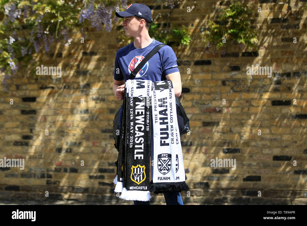 London, Großbritannien. 12. Mai 2019. Eine Ware Verkäufer verkauft Schals außerhalb der Masse. Premier League match, Fulham v Newcastle Utd im Craven Cottage in London am Sonntag, den 12. Mai 2019. Dieses Bild dürfen nur für redaktionelle Zwecke verwendet werden. Nur die redaktionelle Nutzung, eine Lizenz für die gewerbliche Nutzung erforderlich. Keine Verwendung in Wetten, Spiele oder einer einzelnen Verein/Liga/player Publikationen. Credit: Andrew Orchard sport Fotografie/Alamy leben Nachrichten Stockfoto