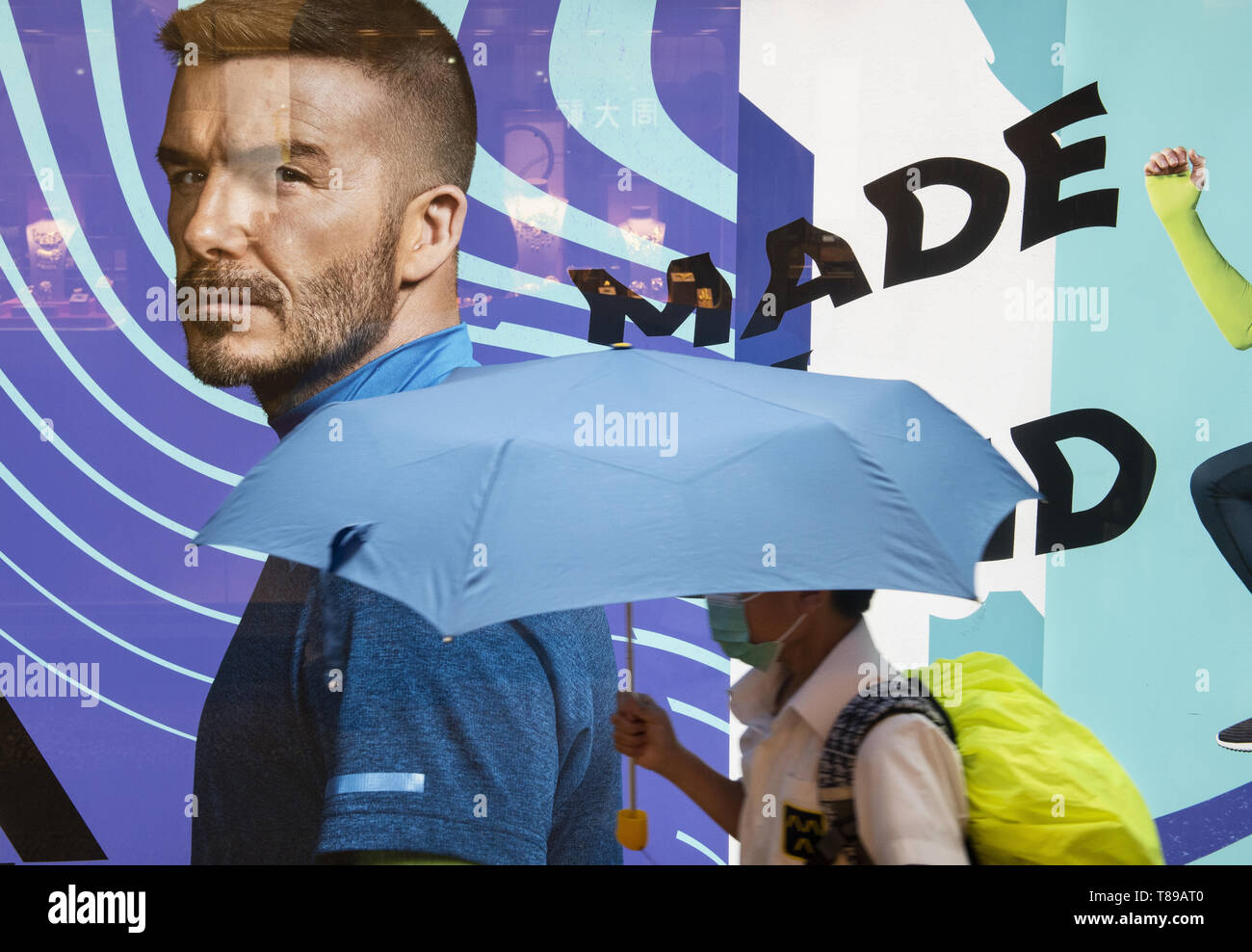 Hongkong, China. 8. Mai, 2019. Ein fussgänger gesehen durch eine  Amerikanische Sportschuhe der Marke adidas Werbung in Hong Kong gesehen.  Credit: Miguel Candela/SOPA Images/ZUMA Draht/Alamy leben Nachrichten  Stockfotografie - Alamy