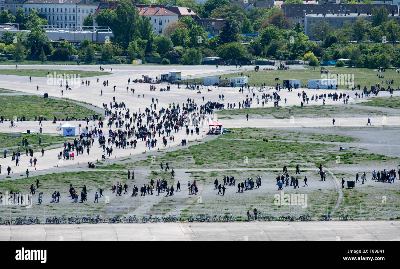 Berlin, Deutschland. 12. Mai 2019. Besucher klicken Sie auf das Festival Ende der Berliner Luftbrücke vor 70 Jahren im ehemaligen Flughafen Tempelhof zu gedenken. Während der sowjetischen Blockade, die westlichen Alliierten versorgt der westliche Teil von Berlin vom 24. Juni 1948 bis 12. Mai 1949 aus der Luft. Quelle: Bernd von Jutrczenka/dpa/Alamy leben Nachrichten Stockfoto