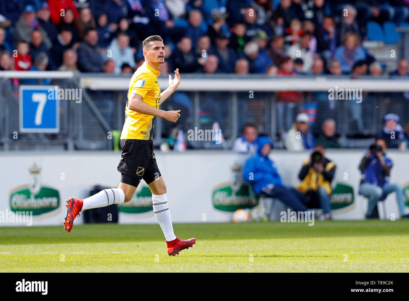 HEERENVEEN, 12-05-2019, Abe Lenstra Stadion, Saison 2018 - 2019, niederländische Eredivisie, NAC defender Menno Koch niedergeschlagen während des Spiels Heerenveen - NAC. Stockfoto