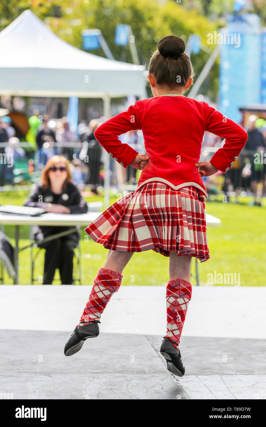 Gourock, Großbritannien, 12. Mai 2019. Das Highland saison Spiele beginnt mit der gourock Highland Games am Battery Park, Gourock und verfügt über Pipe Band Wettbewerben, traditionelle schottische Schwere Athletik wie werfen die 16 Pfund Gewicht und Highland dancing mit Wettbewerbern, die so jung sind wie 5 Jahre. Dieses Jahr gab es eine internationale Liste der Konkurrenten aus Ländern wie Polen und Amerika Credit: Findlay/Alamy leben Nachrichten Stockfoto