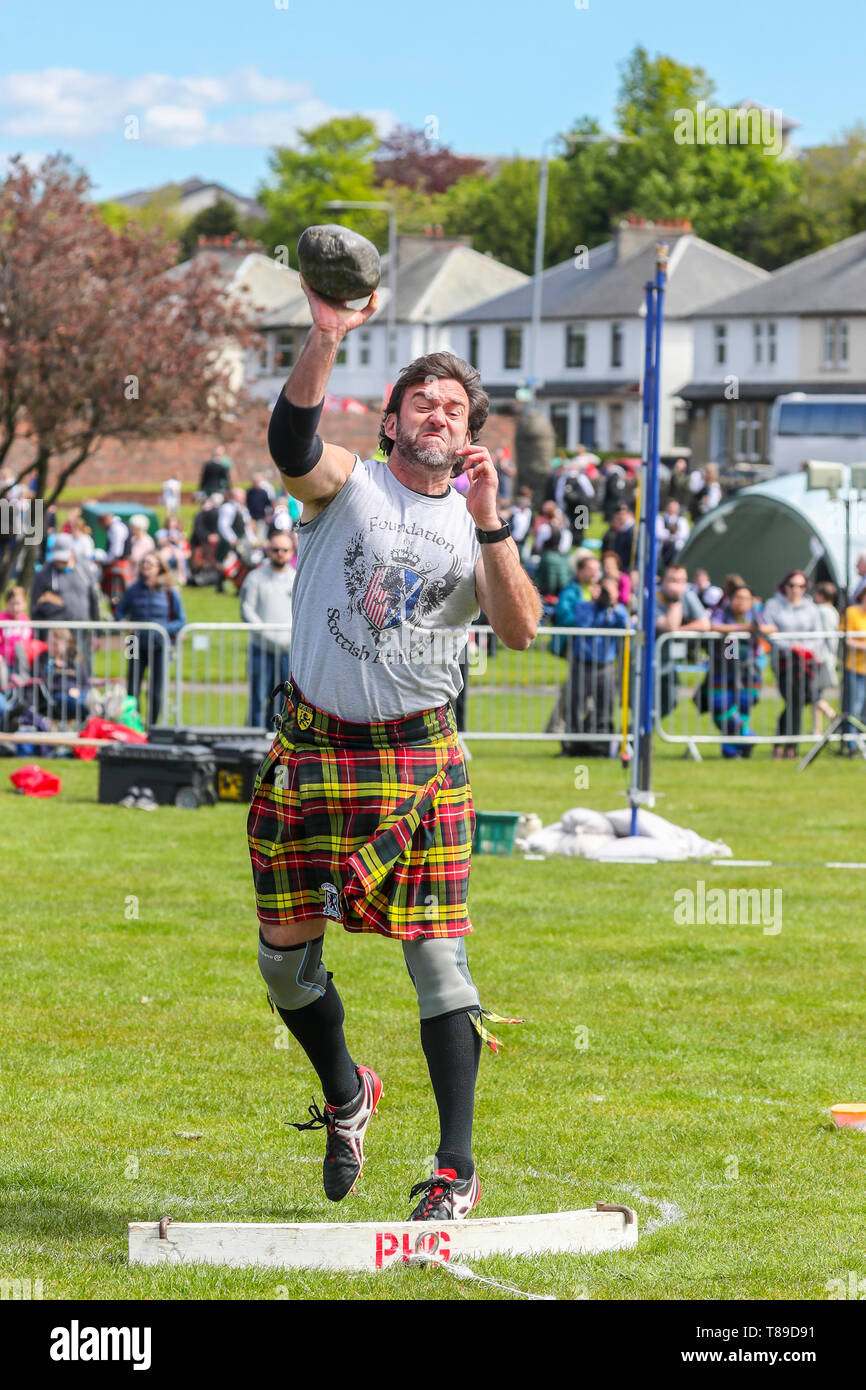 Gourock, Großbritannien, 12. Mai 2019. Das Highland saison Spiele beginnt mit der gourock Highland Games am Battery Park, Gourock und verfügt über Pipe Band Wettbewerben, traditionelle schottische Schwere Athletik wie werfen die 16 Pfund Gewicht und Highland dancing mit Wettbewerbern, die so jung sind wie 5 Jahre. Dieses Jahr gab es eine internationale Liste der Konkurrenten aus Ländern wie Polen und Amerika Credit: Findlay/Alamy leben Nachrichten Stockfoto