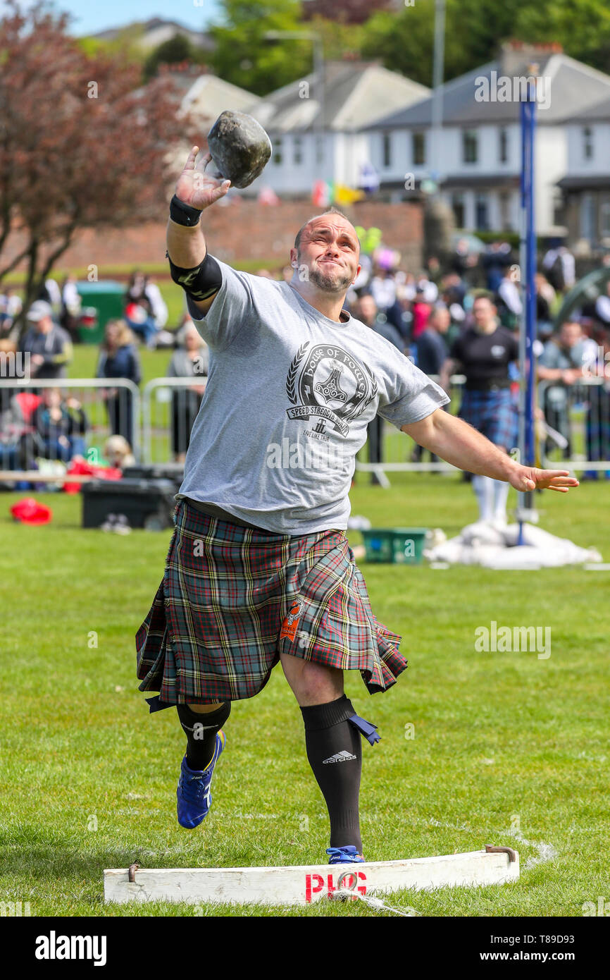Gourock, Großbritannien, 12. Mai 2019. Das Highland saison Spiele beginnt mit der gourock Highland Games am Battery Park, Gourock und verfügt über Pipe Band Wettbewerben, traditionelle schottische Schwere Athletik wie werfen die 16 Pfund Gewicht und Highland dancing mit Wettbewerbern, die so jung sind wie 5 Jahre. Dieses Jahr gab es eine internationale Liste der Konkurrenten aus Ländern wie Polen und Amerika Credit: Findlay/Alamy leben Nachrichten Stockfoto