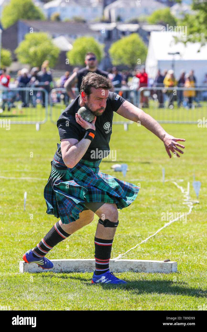 Gourock, Großbritannien, 12. Mai 2019. Das Highland saison Spiele beginnt mit der gourock Highland Games am Battery Park, Gourock und verfügt über Pipe Band Wettbewerben, traditionelle schottische Schwere Athletik wie werfen die 16 Pfund Gewicht und Highland dancing mit Wettbewerbern, die so jung sind wie 5 Jahre. Dieses Jahr gab es eine internationale Liste der Konkurrenten aus Ländern wie Polen und Amerika Credit: Findlay/Alamy leben Nachrichten Stockfoto