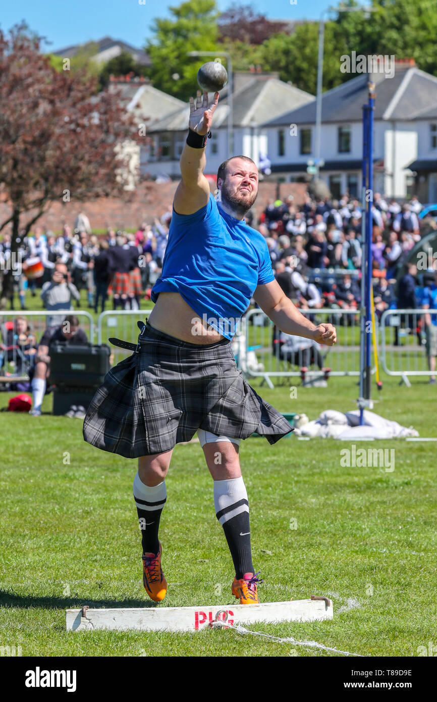 Gourock, Großbritannien, 12. Mai 2019. Das Highland saison Spiele beginnt mit der gourock Highland Games am Battery Park, Gourock und verfügt über Pipe Band Wettbewerben, traditionelle schottische Schwere Athletik wie werfen die 16 Pfund Gewicht und Highland dancing mit Wettbewerbern, die so jung sind wie 5 Jahre. Dieses Jahr gab es eine internationale Liste der Konkurrenten aus Ländern wie Polen und Amerika Credit: Findlay/Alamy leben Nachrichten Stockfoto