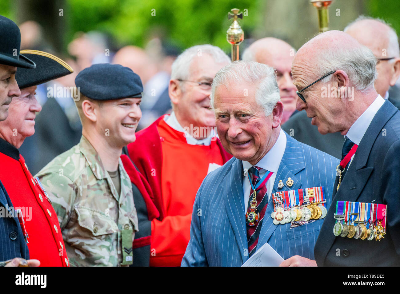 London, Großbritannien. 12. Mai 2019. Seine Königliche Hoheit der Prinz von Wales, Feldmarschall, Oberst im Leiter 1. Der Königin Dragoon Guards, nimmt der Gruß an die jährliche Parade und Service der Kombinierten Kavallerie alten Genossen an der Kavallerie Denkmal neben dem Musikpavillon im Hyde Park. Es ist 95 Jahre nach der Enthüllung und Einweihung der Gedenkstätte im Hyde Park. Credit: Guy Bell/Alamy leben Nachrichten Stockfoto