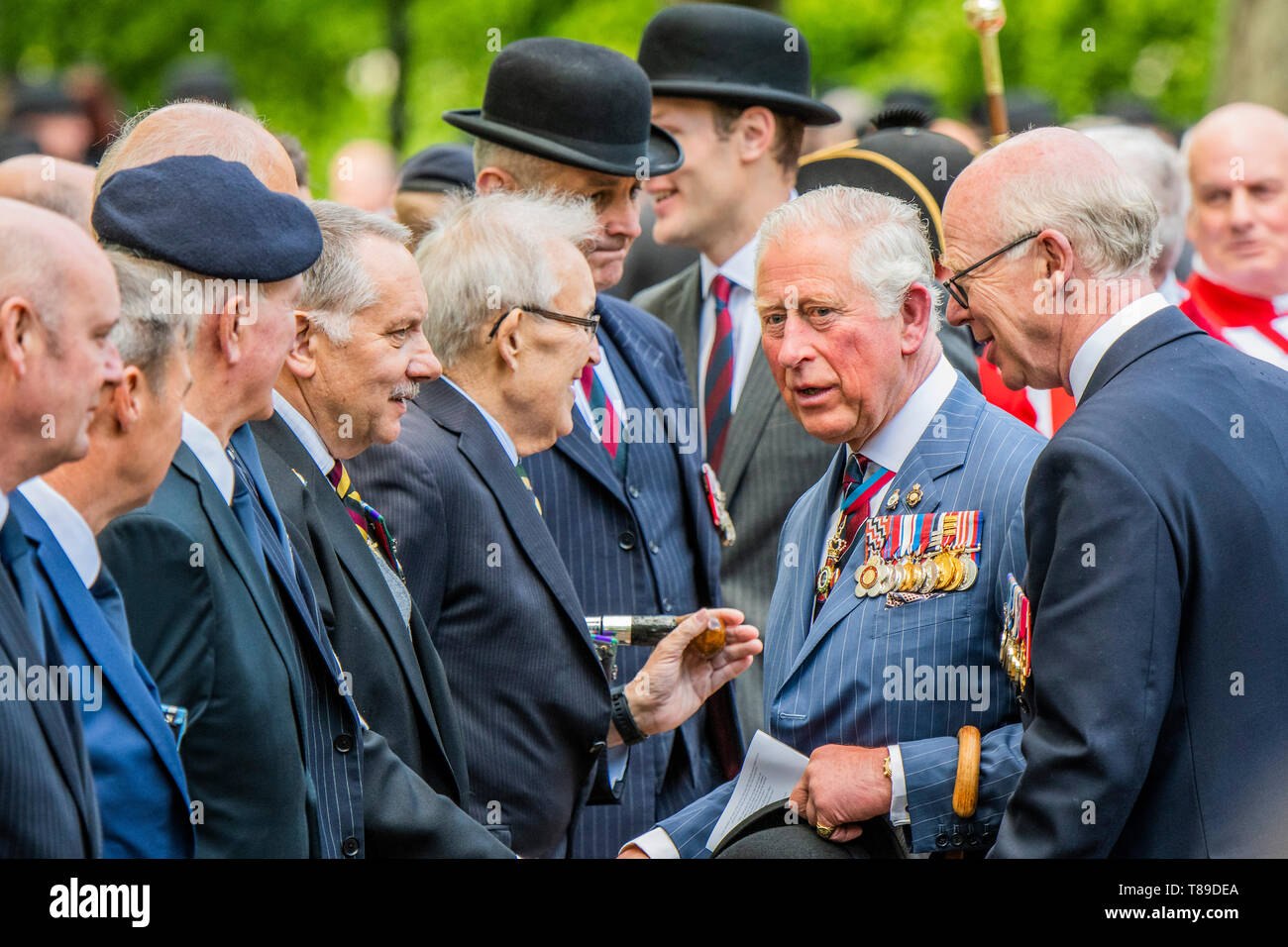 London, Großbritannien. 12. Mai 2019. Seine Königliche Hoheit der Prinz von Wales, Feldmarschall, Oberst im Leiter 1. Der Königin Dragoon Guards, nimmt der Gruß an die jährliche Parade und Service der Kombinierten Kavallerie alten Genossen an der Kavallerie Denkmal neben dem Musikpavillon im Hyde Park. Es ist 95 Jahre nach der Enthüllung und Einweihung der Gedenkstätte im Hyde Park. Credit: Guy Bell/Alamy leben Nachrichten Stockfoto