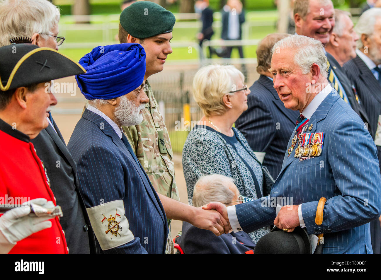 London, Großbritannien. 12. Mai 2019. Seine Königliche Hoheit der Prinz von Wales, Feldmarschall, Oberst im Leiter 1. Der Königin Dragoon Guards, nimmt der Gruß an die jährliche Parade und Service der Kombinierten Kavallerie alten Genossen an der Kavallerie Denkmal neben dem Musikpavillon im Hyde Park. Es ist 95 Jahre nach der Enthüllung und Einweihung der Gedenkstätte im Hyde Park. Credit: Guy Bell/Alamy leben Nachrichten Stockfoto