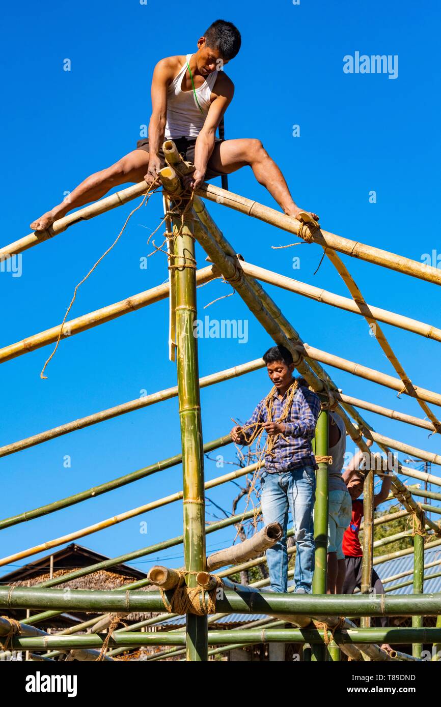 Indien, Arunachal Pradesh, Lazu, Olo Stamm, Aufbau einer Community House Stockfoto