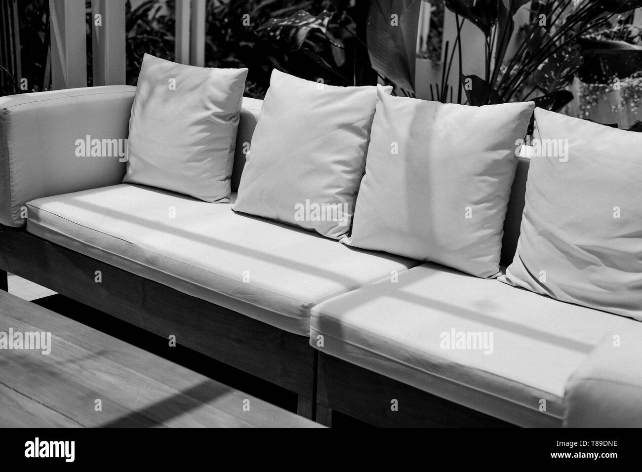 Weiß Sofa auf der Terrasse Terrasse im Garten Stockfoto