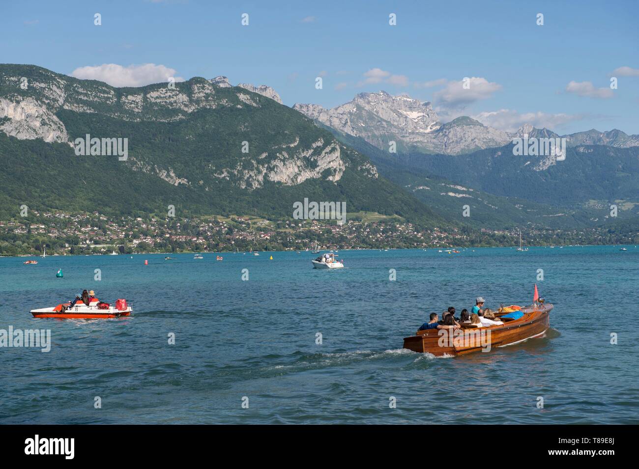 Frankreich, Haute Savoie, Annecy, sur le Lac d'une Visite avec un bateau à moteur en bois traditionnel et la Montagne de la Torunette dans le Massif des Bornes abweichen Stockfoto