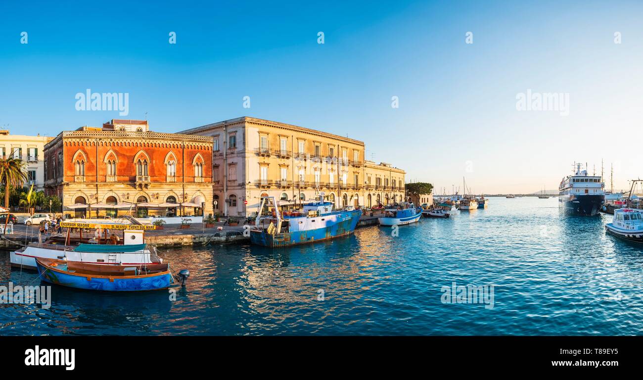 Italien, Sizilien, Syracuse, das historische Zentrum der Insel Ortigia, UNESCO-Weltkulturerbe, neo-gotischen Palazzo Lucchetti Stockfoto