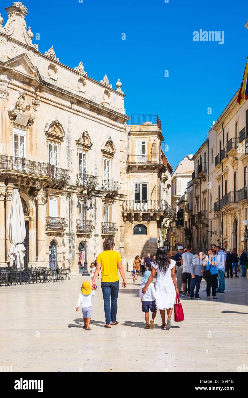 Italien, Sizilien, Syracuse, das historische Zentrum der Insel Ortigia, UNESCO-Weltkulturerbe, Piazza Duomo von barocken Palästen umgeben Stockfoto