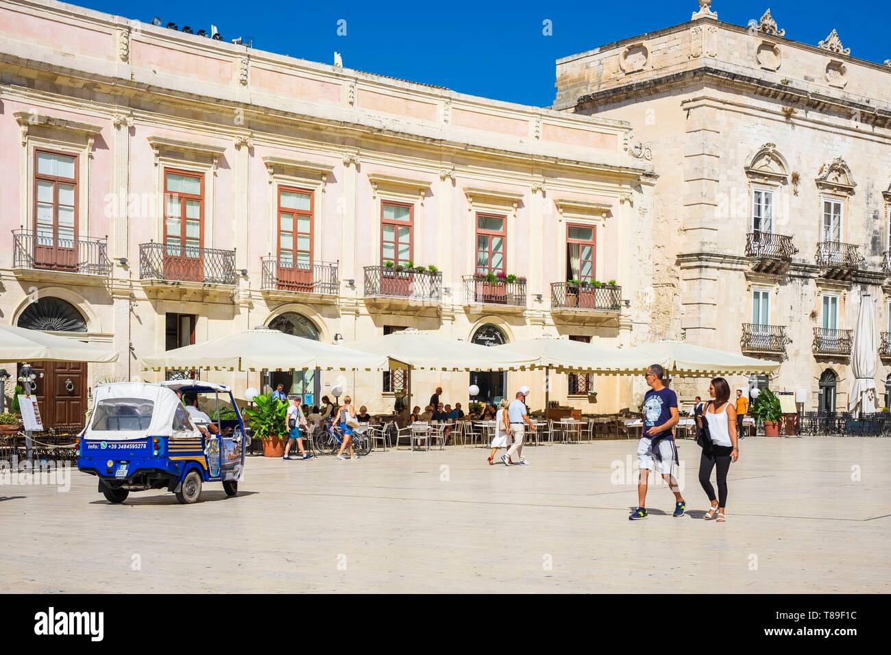 Italien, Sizilien, Syracuse, das historische Zentrum der Insel Ortigia, UNESCO-Weltkulturerbe, Piazza Duomo von barocken Palästen umgeben Stockfoto