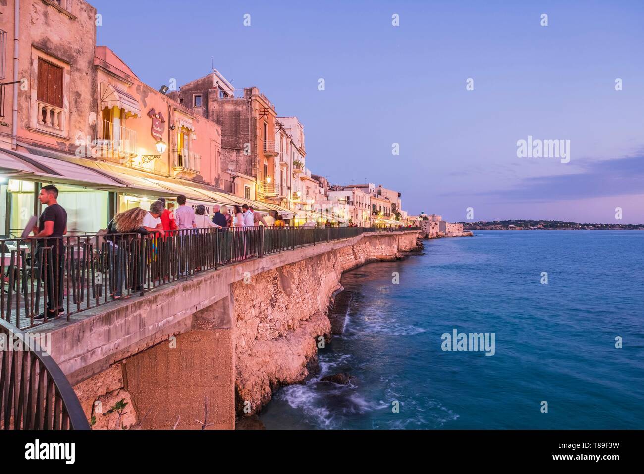 Italien, Sizilien, Syracuse, das historische Zentrum der Insel Ortigia, UNESCO-Weltkulturerbe, Lungomare Alfeo Stockfoto