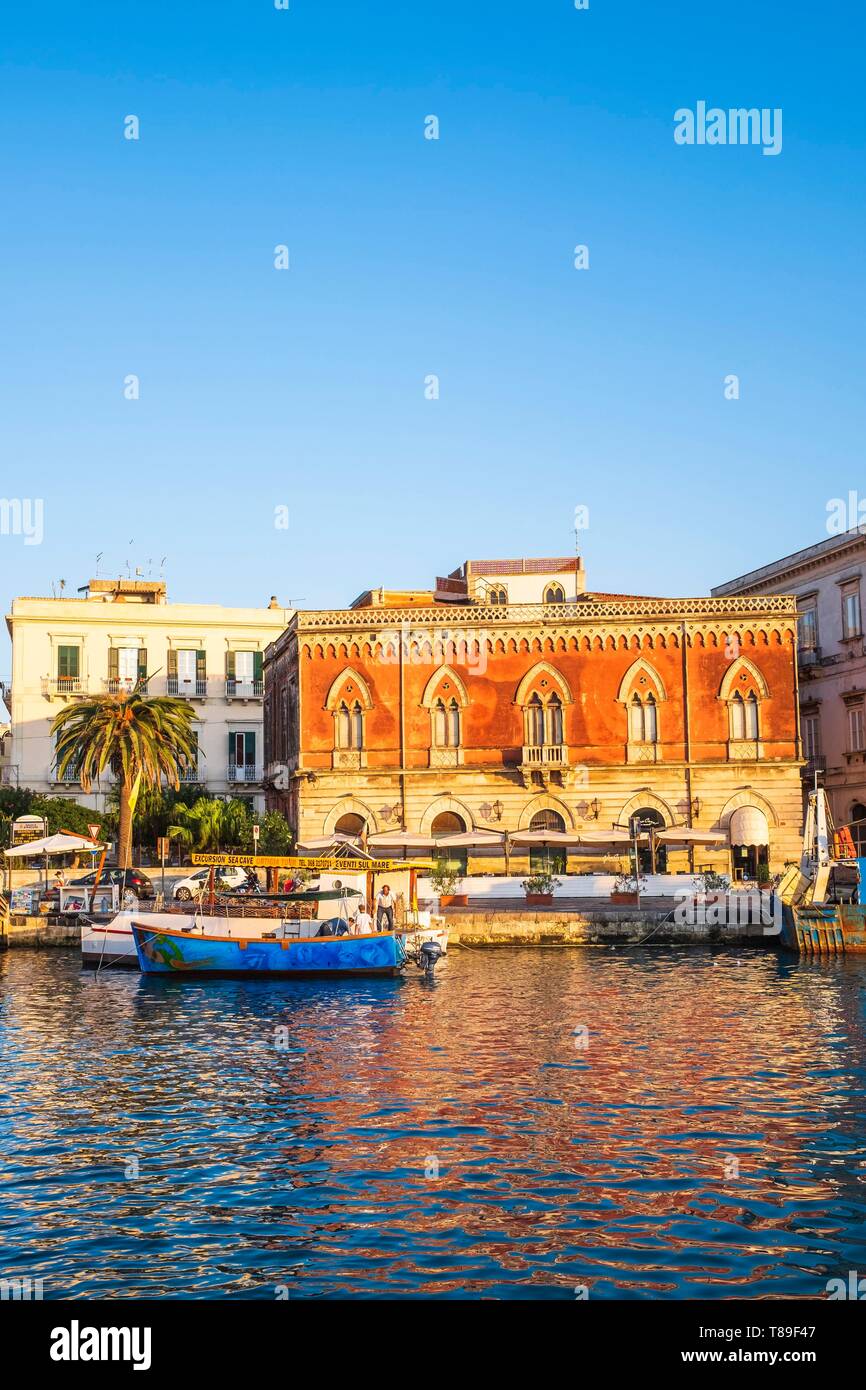 Italien, Sizilien, Syracuse, das historische Zentrum der Insel Ortigia, UNESCO-Weltkulturerbe, neo-gotischen Palazzo Lucchetti Stockfoto