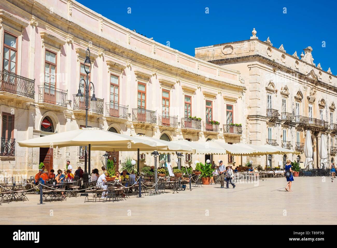 Italien, Sizilien, Syracuse, das historische Zentrum der Insel Ortigia, UNESCO-Weltkulturerbe, Piazza Duomo von barocken Palästen umgeben Stockfoto