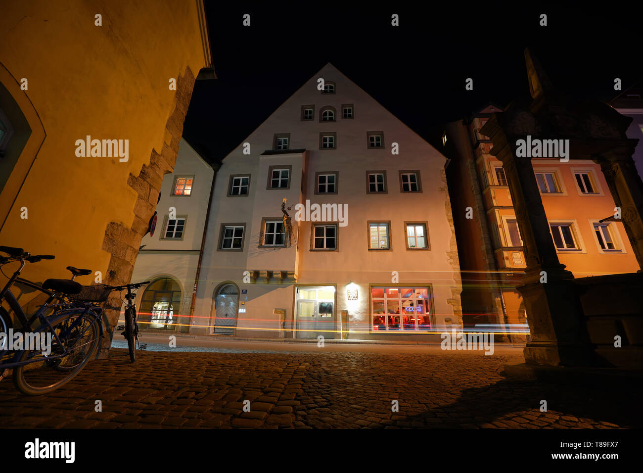 Goldene-Bären-Straße bei Nacht; Blick von am Wiedfang. Regensburg, Deutschland Stockfoto