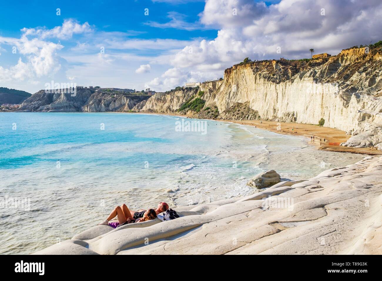 Italien, Sizilien, Realmonte, Scala dei Turchi, touristische Website, wo die weißen Kalkfelsen tauchen Sie ein in das Meer Stockfoto