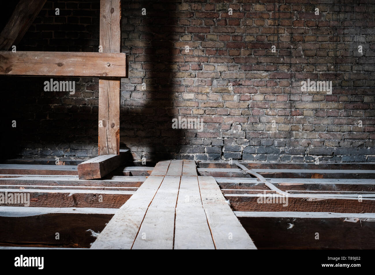 Holzbalken in leeren Dachboden/Loft mit Brett Holz Gehweg und kopieren Raum - Stockfoto