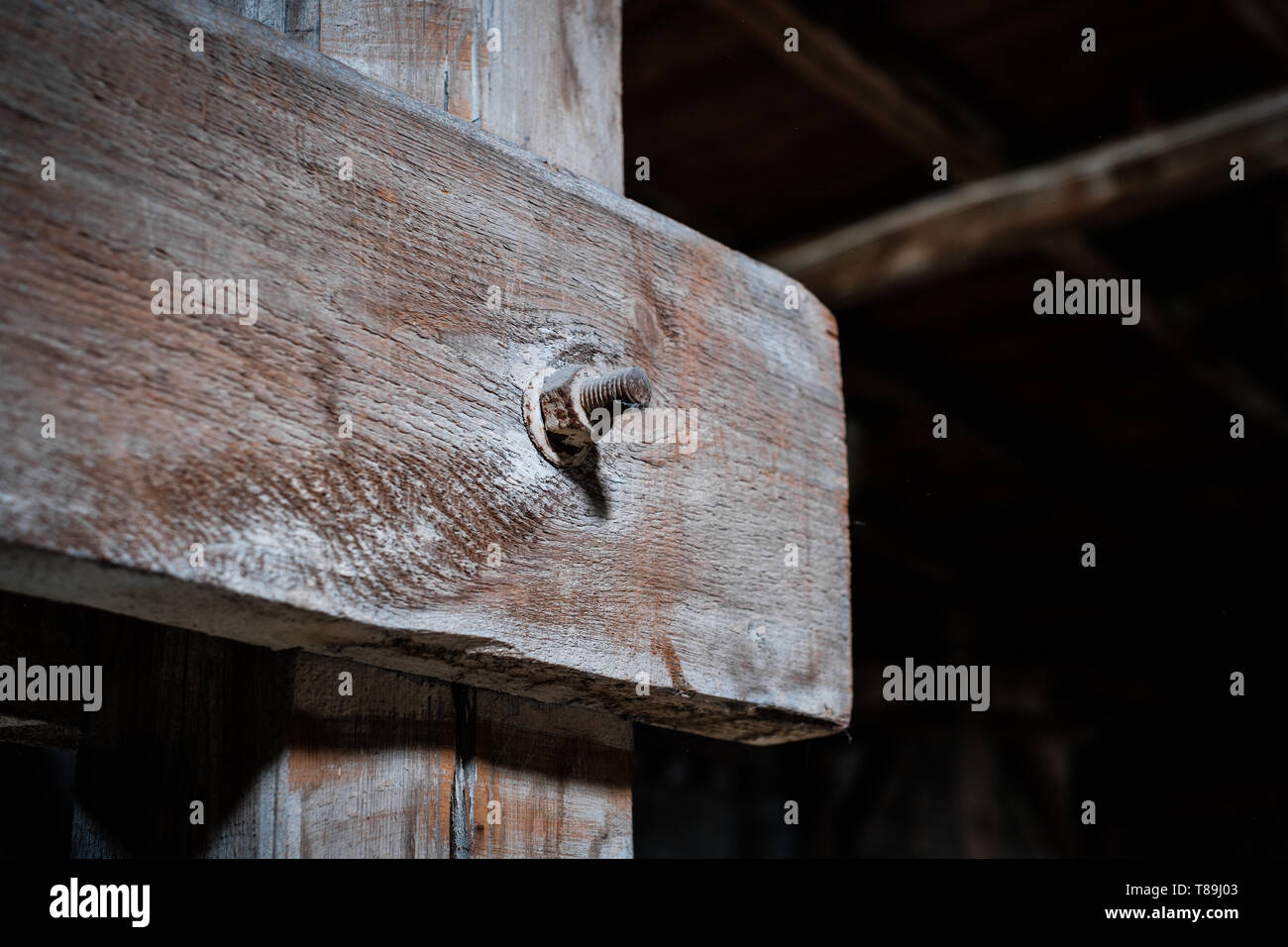Holzplanken conncected mit rostigen Schrauben closeup im Dachgeschoss/Loft-Konzept - Stockfoto