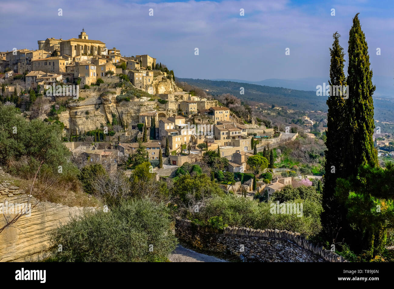 Die schönen Dorfes Gordes im Luberon Tal der Provence, Frankreich, ist ein schöner Stop auf dem Weg zum Mittelmeer. Stockfoto