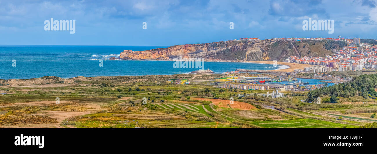 Ultra Panoramablick auf die nazaré Dorf mit touristischen Strand, Meer und Himmel, in Portugal Stockfoto