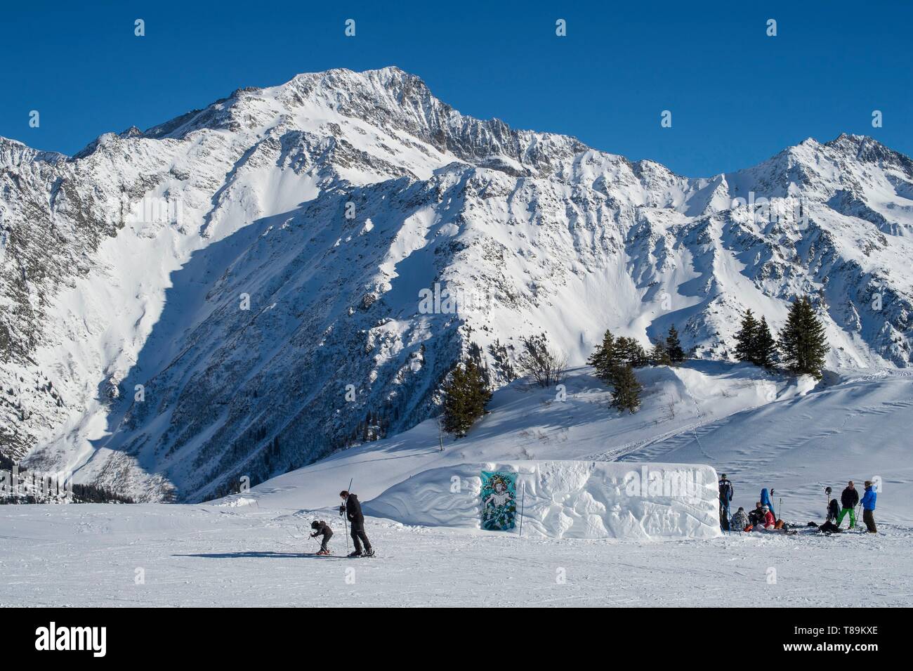 Frankreich, Haute Savoie, Massif des Mont Blanc, der Contamines Montjoie, auf das Skigebiet, die Skulptur von Schnee belegt das überstehende Leiste des Signals vor der 7/8-mount Stockfoto